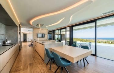 VILLA ATLAS – SUPERBE VILLA DE LUXE DE STYLE CONTEMPORAIN AVEC PANORAMIQUE SUR LA MER DANS LA PRESTIGIEUSE LA RESERVA DE SOTOGRANDE.
