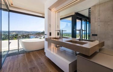 VILLA ATLAS – SUPERBE VILLA DE LUXE DE STYLE CONTEMPORAIN AVEC PANORAMIQUE SUR LA MER DANS LA PRESTIGIEUSE LA RESERVA DE SOTOGRANDE.