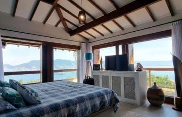 Villa de luxe située dans une communauté fermée du côté nord de la plage de Siriúba sur Ilha Bela.