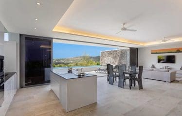 La villa offre una vista mozzafiato sul Mare delle Andamane ed è offerta con una vegetazione pittoresca.