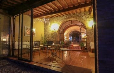 Ancienne ferme avec une belle vue sur San Gimignano et les célèbres vignobles de cette région.