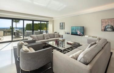 Very beautiful family villa completely renovated with sea view located in Marbella