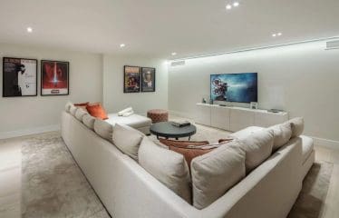 Very beautiful family villa completely renovated with sea view located in Marbella