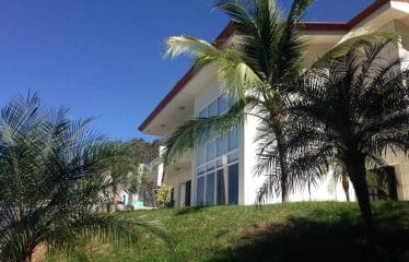 Bella casa moderna con vista sull'oceano