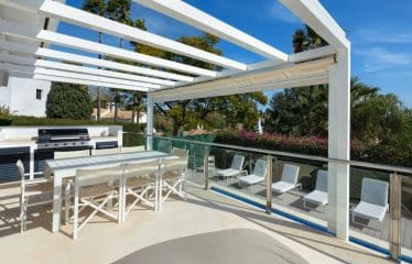 Very beautiful family villa completely renovated with sea view located in Marbella