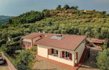 Villa located in a panoramic position with views of the Tuscan countryside