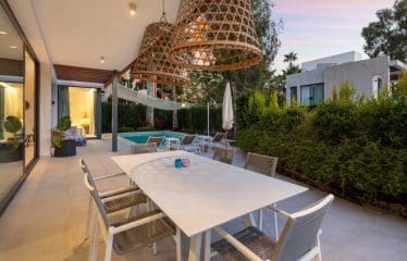 Très belle villa moderne située à Estepona