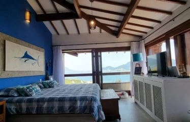 Villa de luxe située dans une communauté fermée du côté nord de la plage de Siriúba sur Ilha Bela.