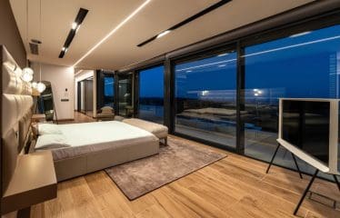 VILLA ATLAS – SUPERBE VILLA DE LUXE DE STYLE CONTEMPORAIN AVEC PANORAMIQUE SUR LA MER DANS LA PRESTIGIEUSE LA RESERVA DE SOTOGRANDE.