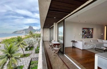 Beautiful renovated apartment with sea view and balcony in Ipanema