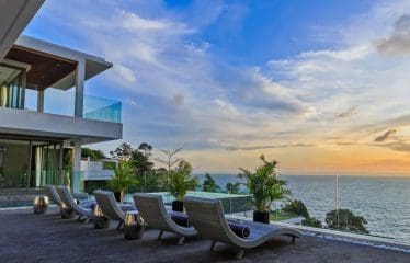 Splendid luxury villa facing the sea