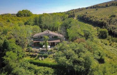 Ancienne ferme avec une belle vue sur San Gimignano et les célèbres vignobles de cette région.