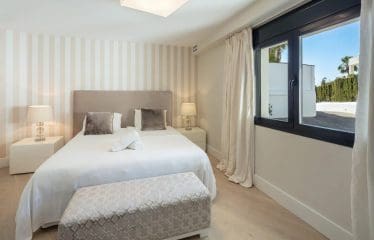 Very beautiful family villa completely renovated with sea view located in Marbella