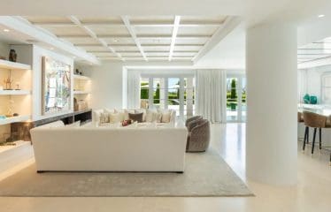 EXCEPTIONNELLE VILLA DE GOLF EN PREMIÈRE LIGNE À NUEVA ANDALUCIA