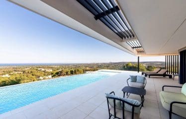 VILLA ATLAS – SUPERBE VILLA DE LUXE DE STYLE CONTEMPORAIN AVEC PANORAMIQUE SUR LA MER DANS LA PRESTIGIEUSE LA RESERVA DE SOTOGRANDE.