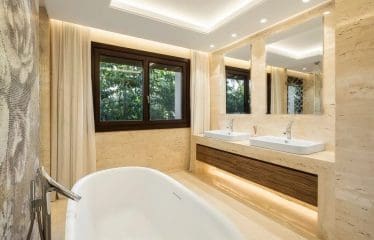 LUXUEUSE VILLA DE GOLF EN PREMIÈRE LIGNE À NUEVA ANDALUCIA