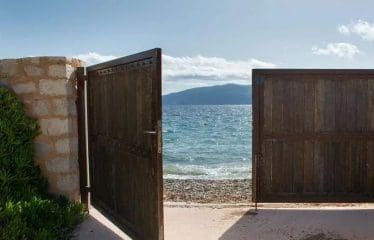 Magnifique propriete située en bord de mer avec une vue pittoresque sur l&rsquo;île d&rsquo;Hydra