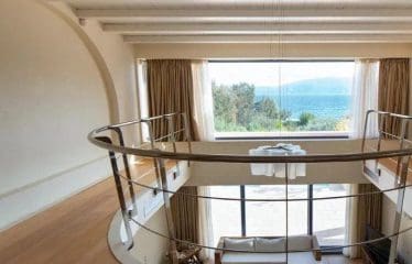 Magnifique propriete située en bord de mer avec une vue pittoresque sur l&rsquo;île d&rsquo;Hydra