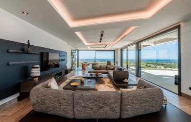 VILLA ATLAS – SUPERBE VILLA DE LUXE DE STYLE CONTEMPORAIN AVEC PANORAMIQUE SUR LA MER DANS LA PRESTIGIEUSE LA RESERVA DE SOTOGRANDE.