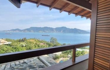 Villa de luxe située dans une communauté fermée du côté nord de la plage de Siriúba sur Ilha Bela.