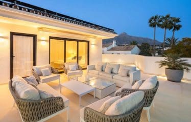 Very beautiful family villa completely renovated with sea view located in Marbella