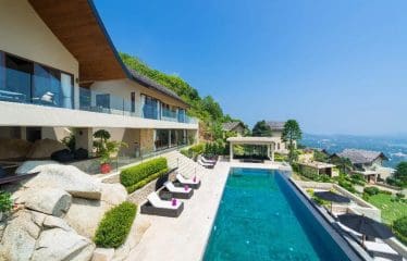 Splendide villa située sur un magnifique terrain à flanc de colline
