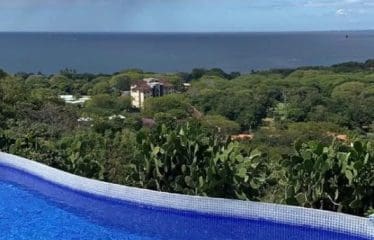 Bella casa moderna con vista sull'oceano