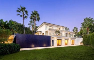 LUXUEUSE VILLA DE GOLF EN PREMIÈRE LIGNE À NUEVA ANDALUCIA