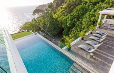 Splendid luxury villa facing the sea