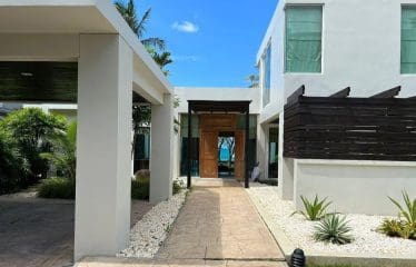 Très belle villa située en bord de plage proche de Phuket