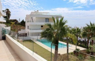 Bel appartement moderne avec piscine située à Estepona