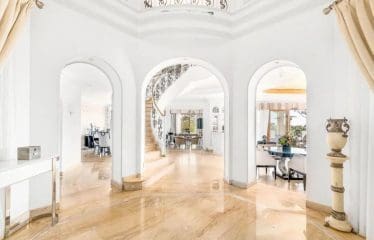 Splendide manoir de style méditerranéen avec une vue imprenable situé à Paraiso Alto