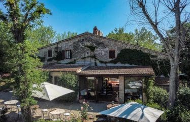 Ancienne ferme avec une belle vue sur San Gimignano et les célèbres vignobles de cette région.