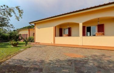 Villa located in a panoramic position with views of the Tuscan countryside