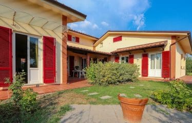Villa located in a panoramic position with views of the Tuscan countryside