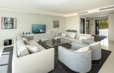Very beautiful family villa completely renovated with sea view located in Marbella