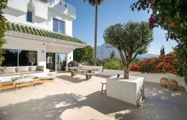 SUPERBE MAISON DE VILLE AVEC UNE VUE INCROYABLE SUR LA MONTAGNE ET LA MER