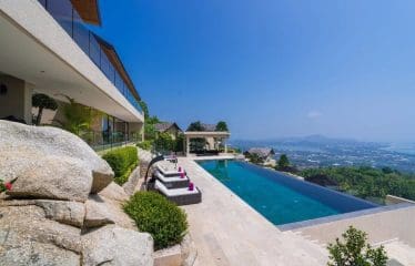 Splendide villa située sur un magnifique terrain à flanc de colline
