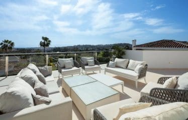 Very beautiful family villa completely renovated with sea view located in Marbella