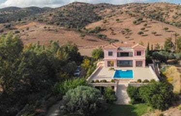 Magnifique propriete située en bord de mer avec une vue pittoresque sur l&rsquo;île d&rsquo;Hydra