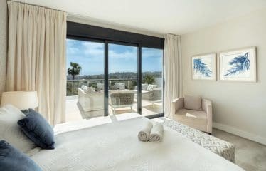 Very beautiful family villa completely renovated with sea view located in Marbella