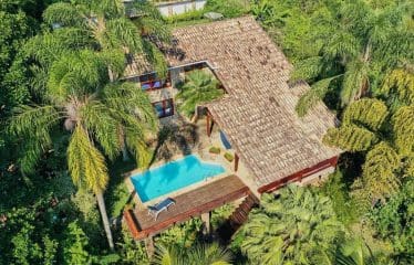 Maison idyllique au bord de l&rsquo;eau avec jetée à Paraty