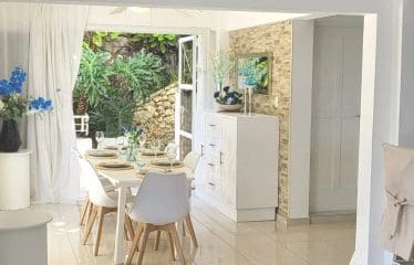 Sosua Bay View Villa sur quatre niveaux avec de magnifiques vues panoramiques sur l&rsquo;océan et la plage de Sosua.