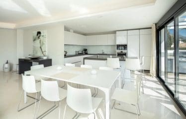 Very beautiful family villa completely renovated with sea view located in Marbella