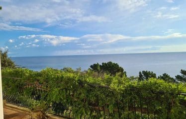 Belle propriété sur 2 niveaux vue mer époustouflante accès direct plage .