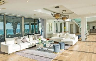 Splendid luxury villa facing the sea