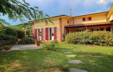 Villa located in a panoramic position with views of the Tuscan countryside