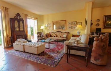 Villa located in a panoramic position with views of the Tuscan countryside