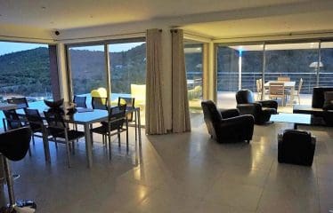 Exceptionnelle villa d&rsquo;architecte à seulement 400 mètres de l&rsquo;une des plus belles plages de la côte Fautea. Conca