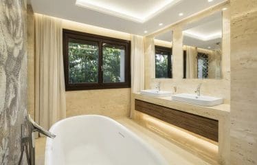 LUXUEUSE VILLA DE GOLF EN PREMIÈRE LIGNE À NUEVA ANDALUCIA